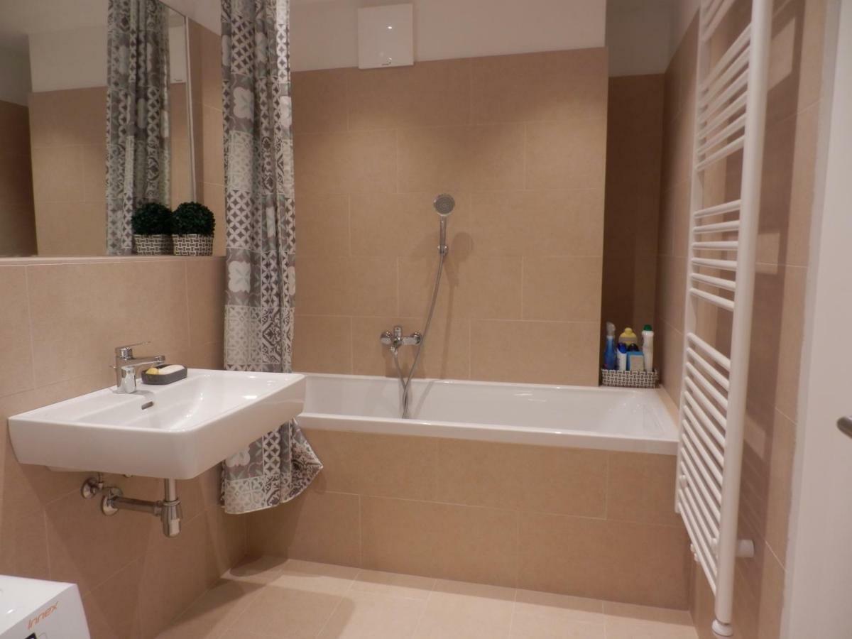 Ferienwohnung Spacious, Modern 1-Bdrm Apt Near Vic & Austria Ctr Wien Exterior foto