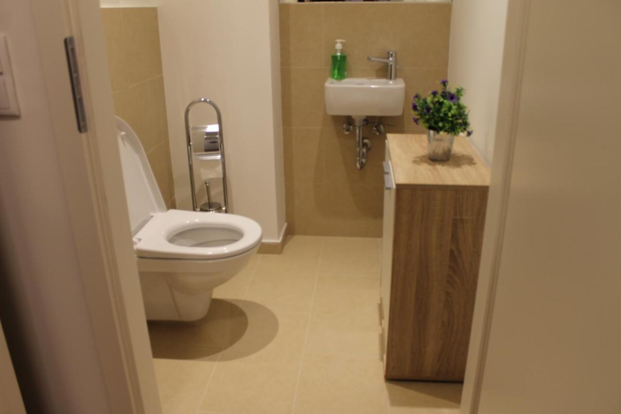 Ferienwohnung Spacious, Modern 1-Bdrm Apt Near Vic & Austria Ctr Wien Exterior foto